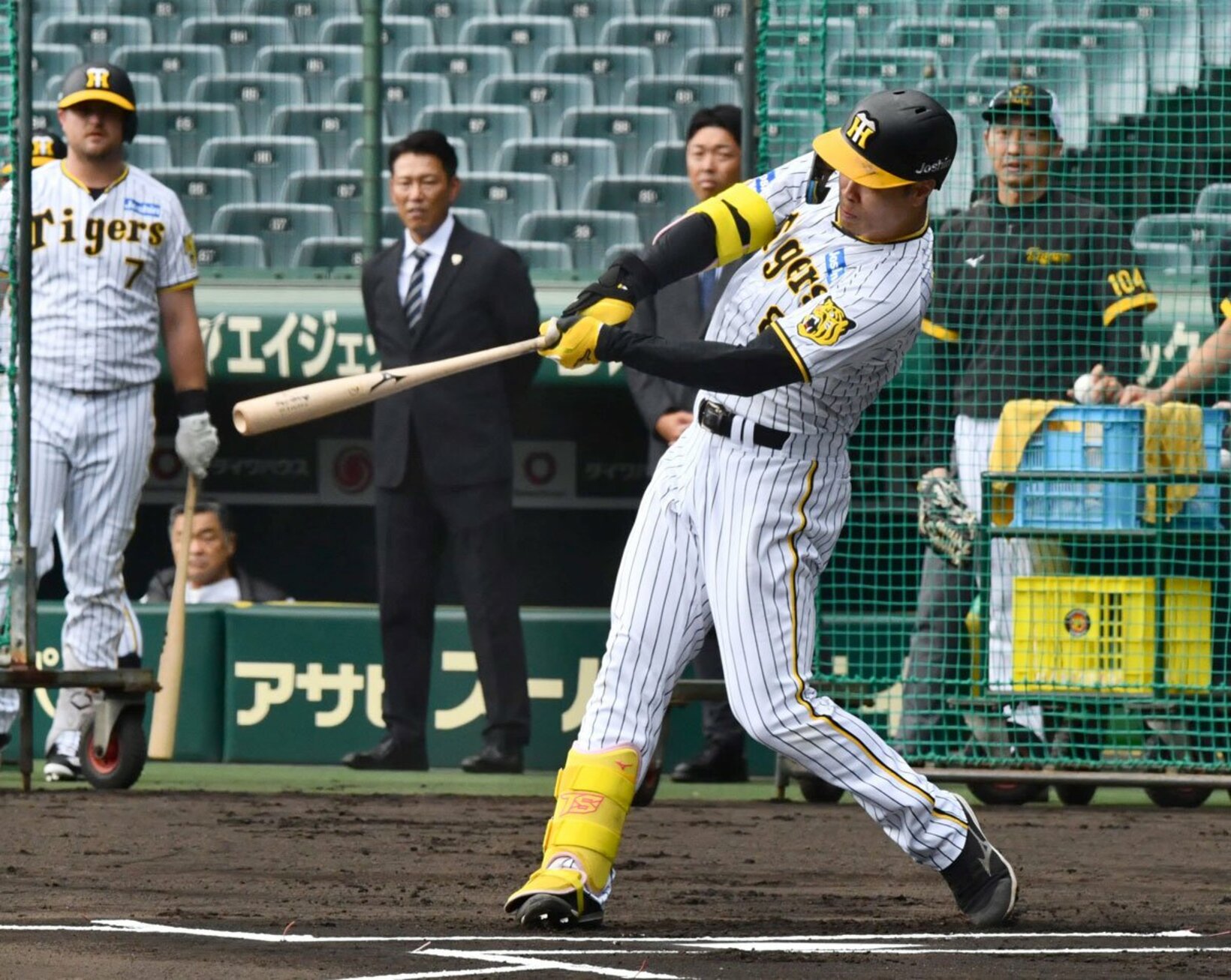 シーズン中も佐藤輝明(手前)を見守っていた井端監督(奥左から２人目)