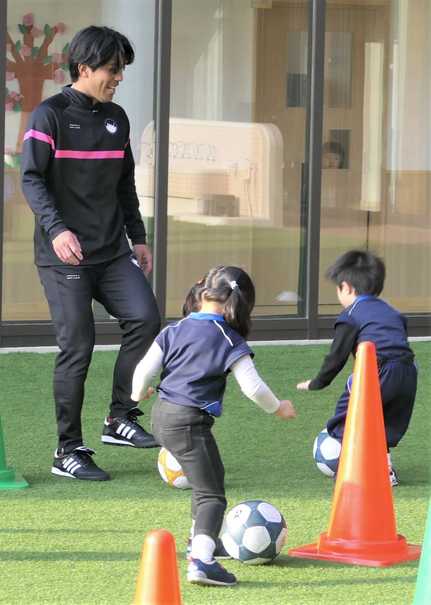 サッカー教室で子供たちに指導する木戸皓貴さん
