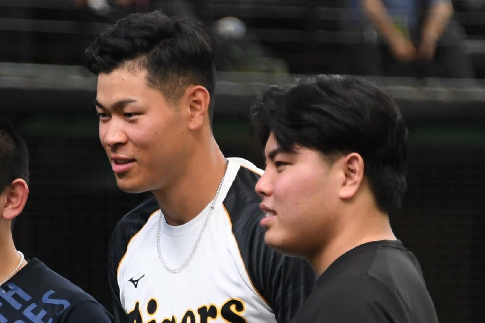 佐藤輝明（左）と平良海馬