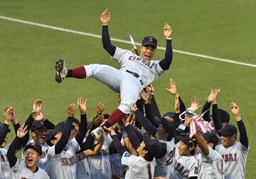  胴上げされる近大・佐藤