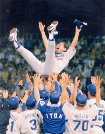  １９９９年リーグ優勝時の星野監督の胴上げ。手前中央が伊藤氏