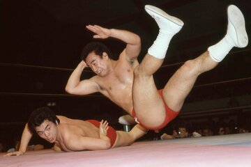 三沢（左）との決勝でエルボードロップを放つ越中（８３年４月２２日、札幌）