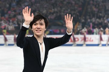 ファンの声援に手を振る宇野昌磨（カメラ・菊池六平）