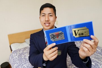  記念テレホンカードを持参した中日のドラ５・星野（球団提供）