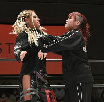  またも鈴季すず(右)とやりあったジュリア（東スポWeb）