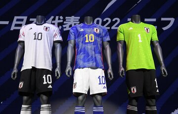  サッカー日本代表の新ユニフォーム。左からアウェイ用、ホーム用、GK用（東スポWeb）