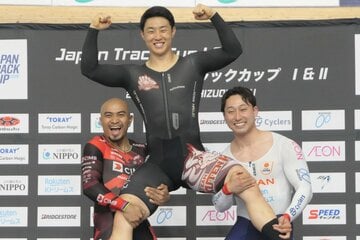 ケイリンＶの中野慎詞（中）、２位のアワン・アジズルハスニ（左）、３位の尾野翔一
