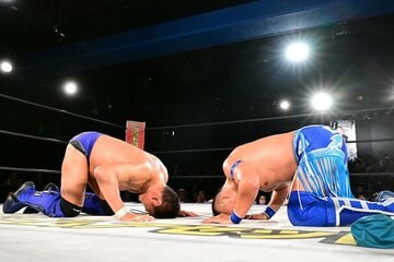 試合後、座礼で互いをたたえ合った永田裕志(左)とCIMA