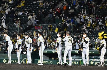  敗戦しファンへあいさつする矢野監督ら阪神ナイン（東スポWeb）