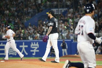 ９回、ヤクルト・オスナ(左)に同点２ランを浴び、肩を落とすソフトバンク・オスナ