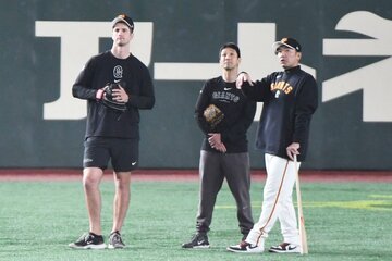 試合前、通訳を挟んでグリフィン(左)としっかり話し込んだ巨人・阿部監督