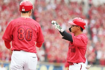 ５回２死満塁からタイムリーを放った広島・羽月(右)