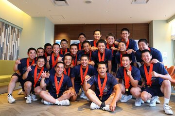 優勝を決め宿舎で笑顔を見せる沖縄尚学ナイン