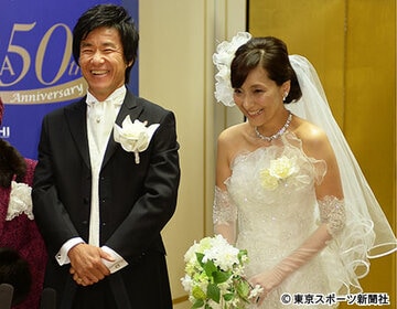笑顔で夫人・生田智子（右）との夫婦円満の秘訣を明かした中山
