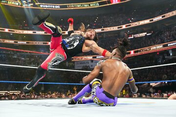 ジェボン・エバンスにフォアアームをぶち込むＡJスタイルズ（©WWE）