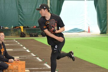 ネットスローでフォームを確かめる戸郷翔征