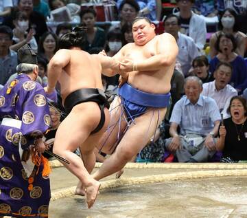 若元春（左）に押し倒された大の里