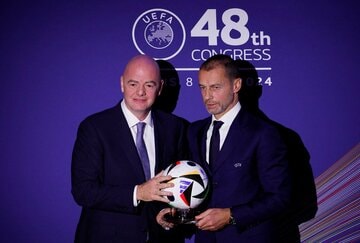 ＦＩＦＡのジャンニ・インファンティノ会長(左)とUEFAのアレクサンダー・チェフェリン会長（ロイター）