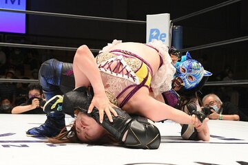  月山(手前)を新技「黒虎脚殺」で仕留めたスターライト・キッド（東スポWeb）