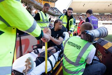 ウルバーハンプトン戦で負傷し搬送されるシャビ・シモンズ（ロイター）