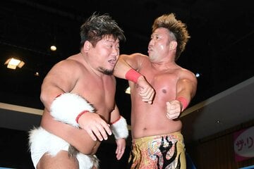 埼玉出身の熊嵐(左)に容赦なくエルボーする宮原健斗