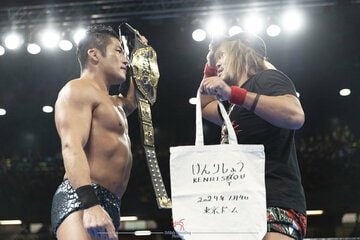 個性が両極端の王者SANADA(左)と挑戦者・内藤哲也がメインで激突する（新日本プロレス提供）