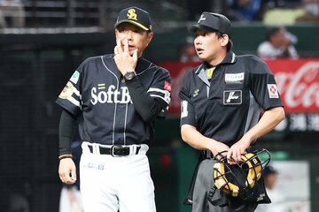 選手の交代を告げるソフトバンク・小久保監督(左)