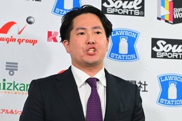 試合後、取材に応じる岡田太郎社長