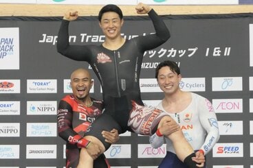 ケイリンＶの中野慎詞（中）、２位のアワン・アジズルハスニ（左）、３位の尾野翔一
