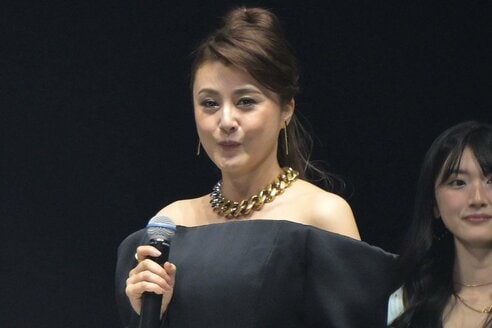 藤原紀香 ブラックミニドレスでデコルテ披露「懐かしさと新しい