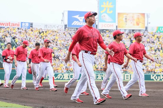 上位決戦で無念の４連敗となった広島・新井監督(中)