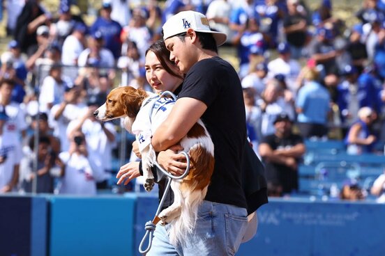 大谷と真美子夫人に抱きかかえられるデコピン