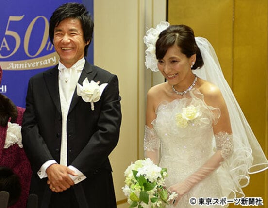 笑顔で夫人・生田智子（右）との夫婦円満の秘訣を明かした中山