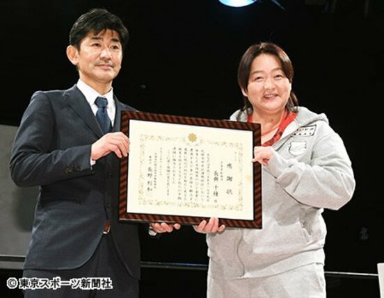 札幌方面中央警察署から感謝状を贈られた長与千種(右)