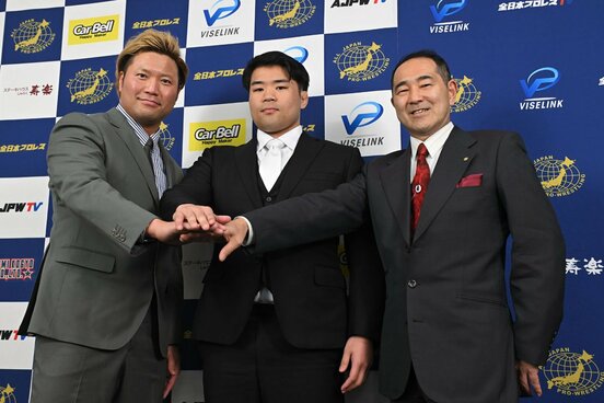 練習生契約した塙元輝。左は宮原健斗、右は福田剛紀社長