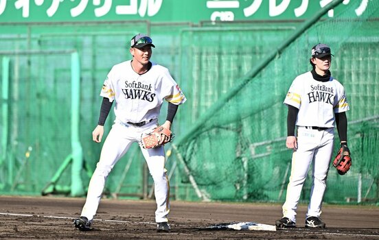 一塁ノックを受ける秋広優人と正木智也（右）