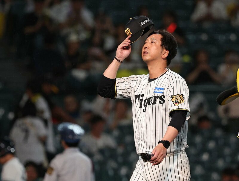 乱戦を制し、安どの表情の阪神・藤川監督