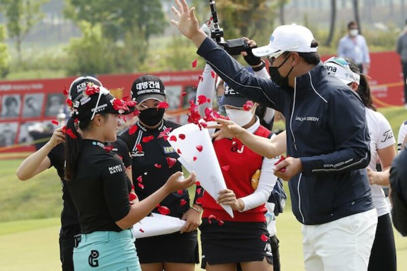  優勝した朴ヒョンギョン（手前左）はマスク姿の選手たちから祝福された（ＡＰ）