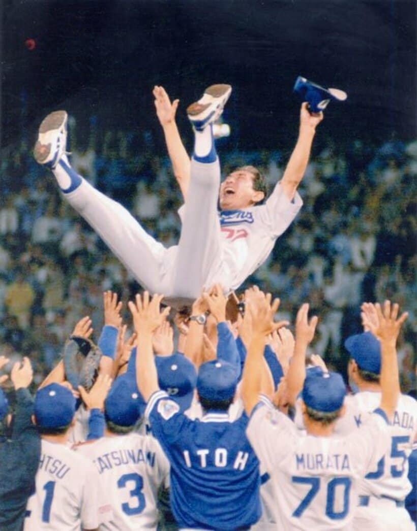  １９９９年リーグ優勝時の星野監督の胴上げ。手前中央が伊藤氏