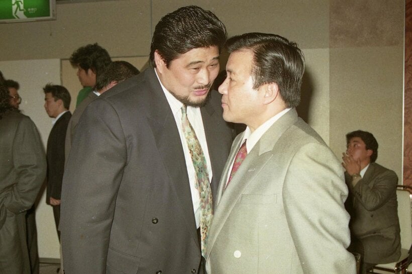 田中八郎社長（右）とヒソヒソ（91年1月）