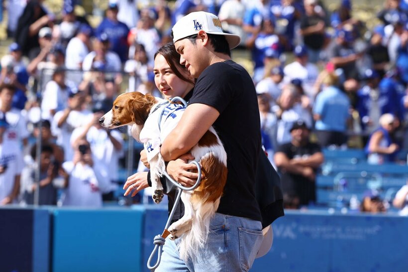 大谷と真美子夫人に抱きかかえられるデコピン