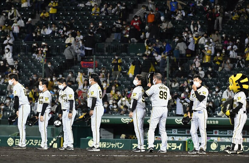  敗戦しファンへあいさつする矢野監督ら阪神ナイン（東スポWeb）