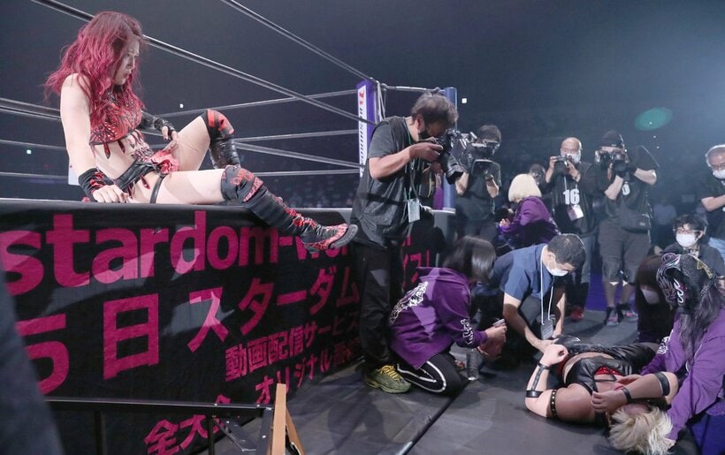  刀羅(右下)がドクターストップとなり、ぼう然とする詩美(左)