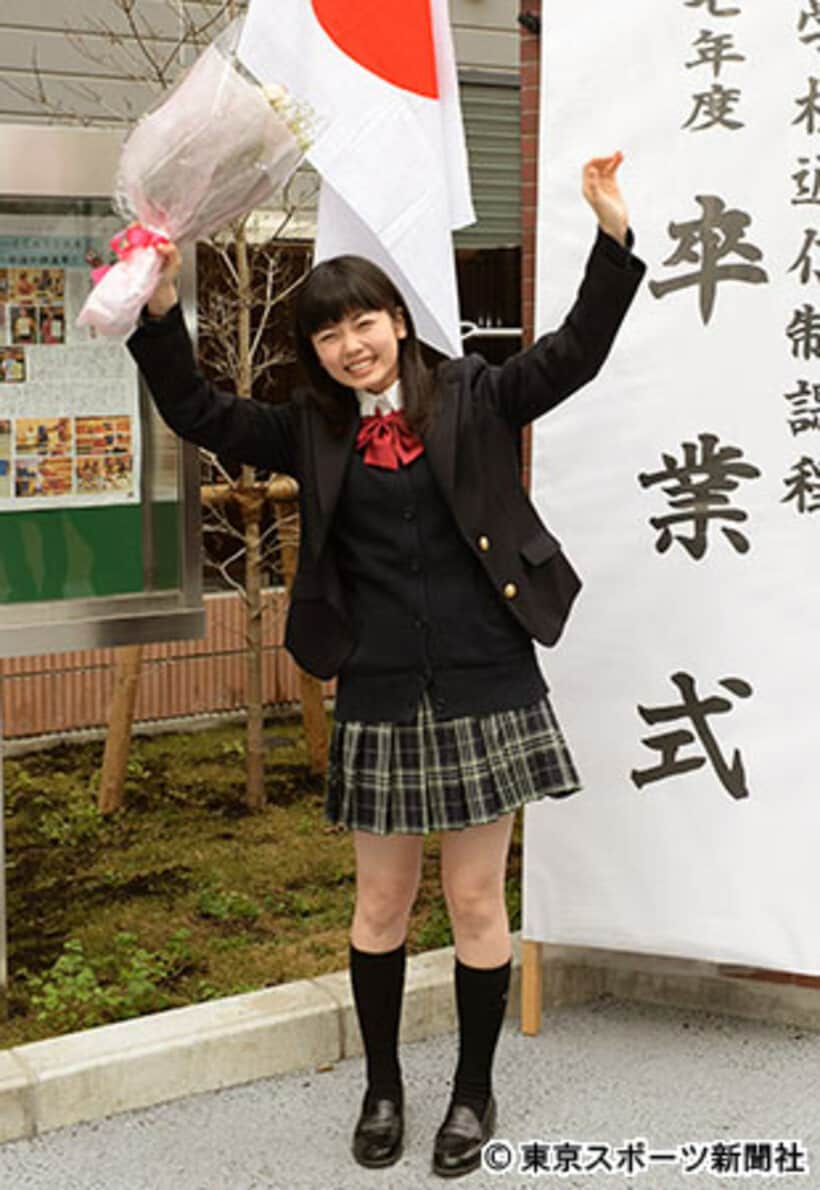 高校を卒業し、とびきりの笑顔を見せる小芝風花