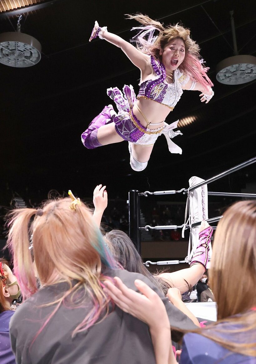  王者・中野たむ(上)は、場外の白川に捨て身の攻撃（東スポWeb）