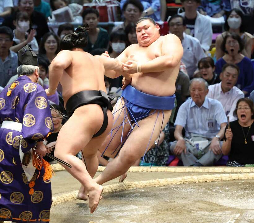 若元春（左）に押し倒された大の里