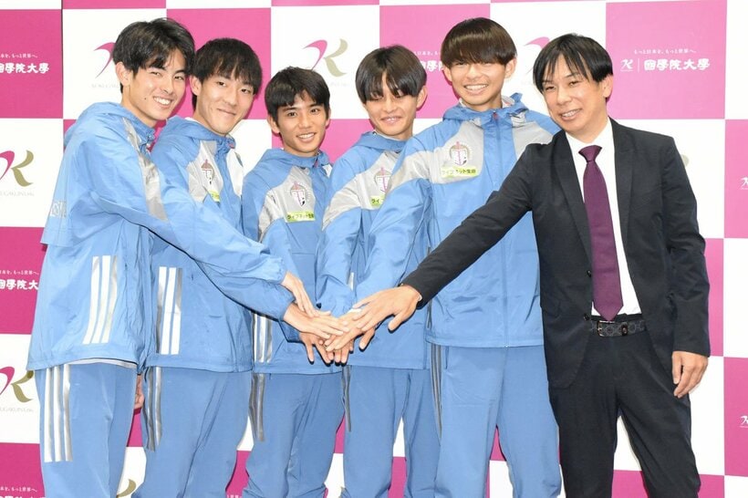 国学院大の(左から)野中恒亨、高山豪起、上原琉翔、青木瑠郁、辻原輝、前田康弘監督