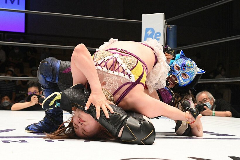  月山(手前)を新技「黒虎脚殺」で仕留めたスターライト・キッド（東スポWeb）