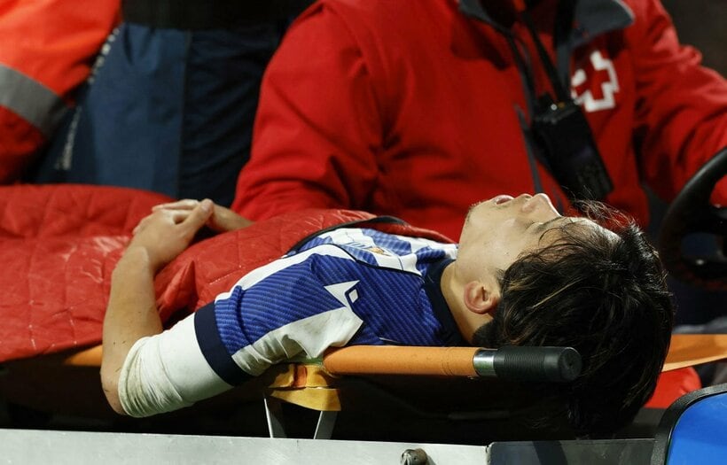左太もも裏を負傷し担架で運ばれる久保（ロイター）