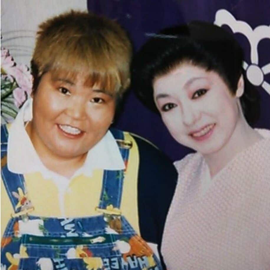  １９８８年に舞台への道を開いてくれた野川由美子（右）は、芸能界の恩人だ（提供写真）
